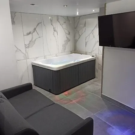 Golden Suites & Le Coocon Apartment
